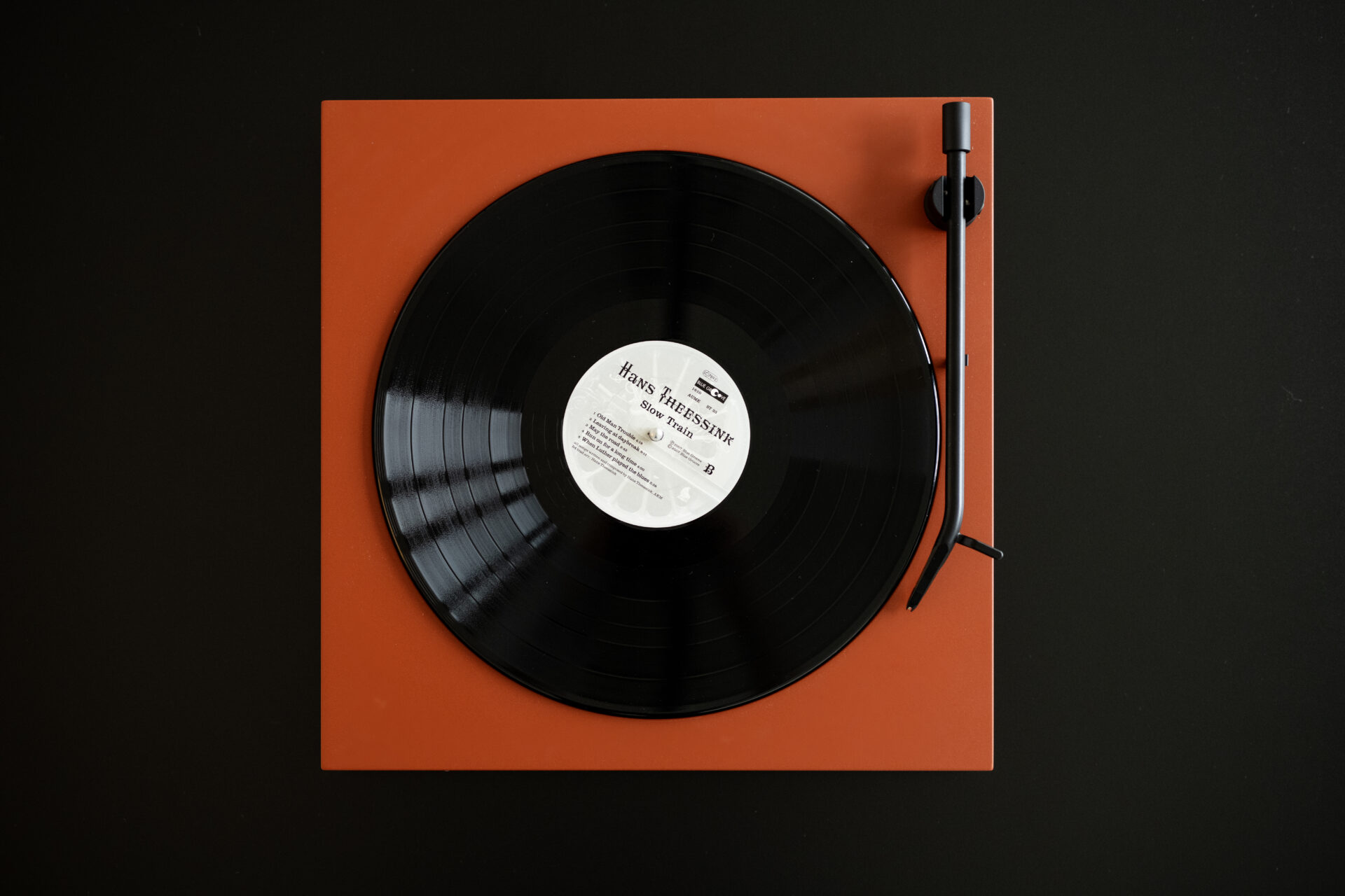 Platine vinyle Bluetooth avec couvercle Tone Factory – L'avant