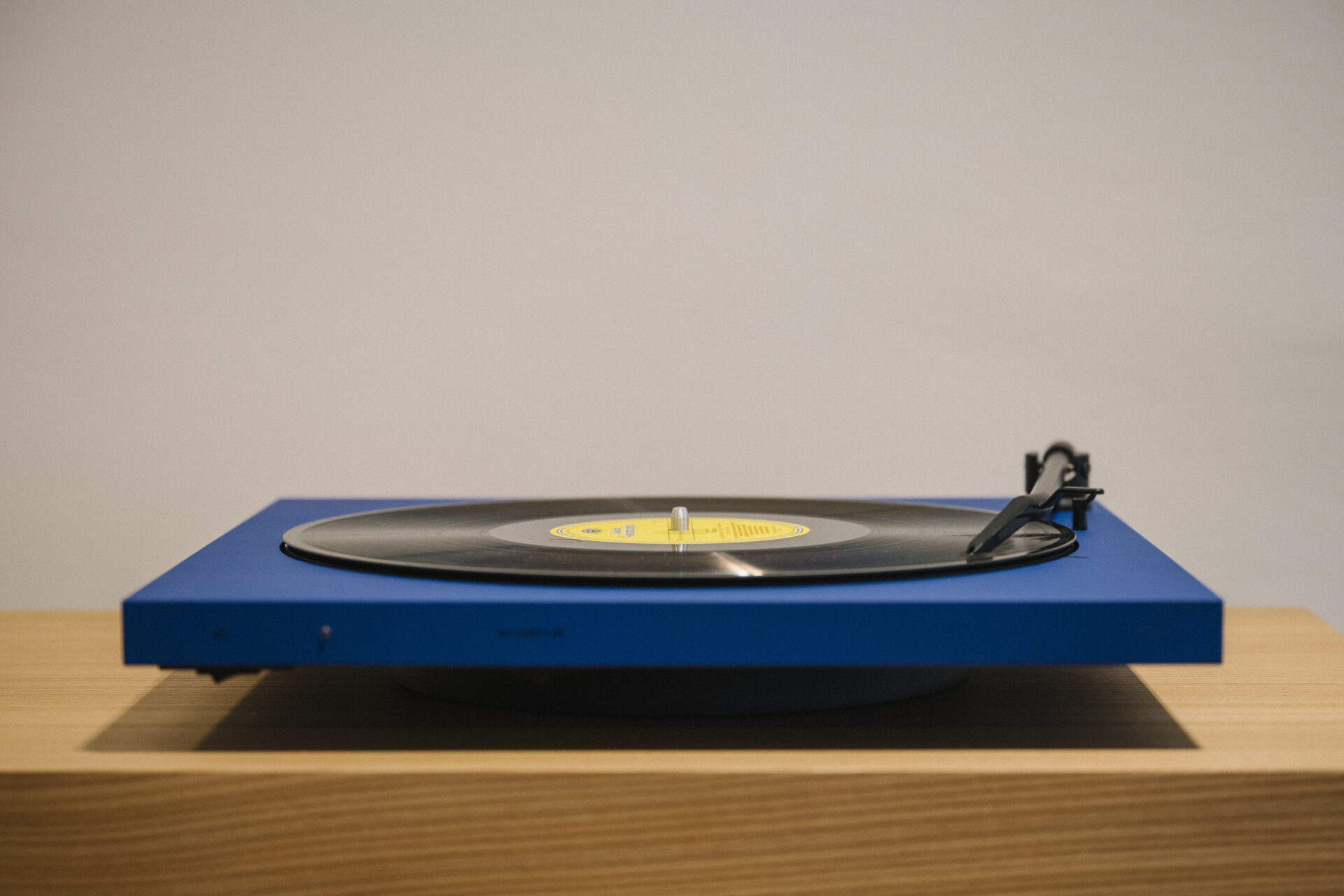 Platine vinyle Bluetooth avec couvercle Tone Factory – L'avant gardiste